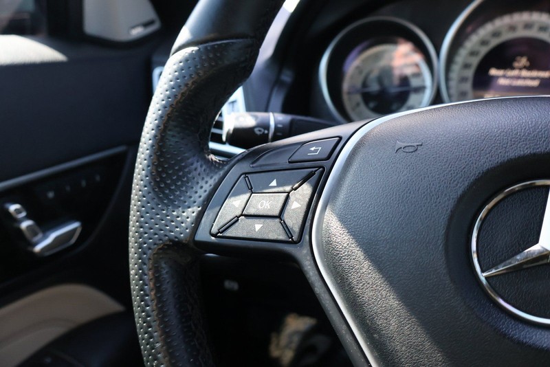 Mercedes-Benz E 350 Vehicle Full-screen Gallery Image 24