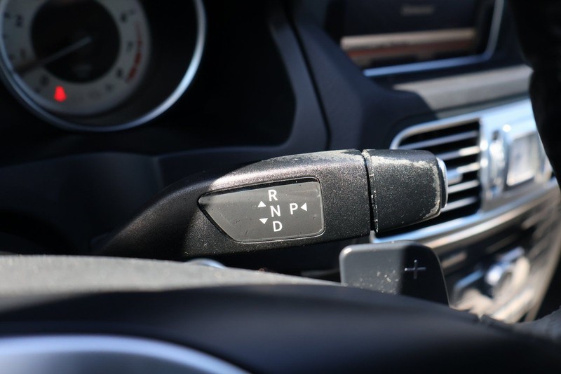 Mercedes-Benz E 350 Vehicle Full-screen Gallery Image 26