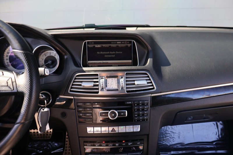 Mercedes-Benz E 350 Vehicle Full-screen Gallery Image 27