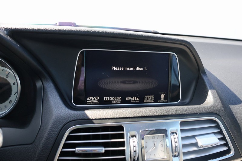 Mercedes-Benz E 350 Vehicle Full-screen Gallery Image 28