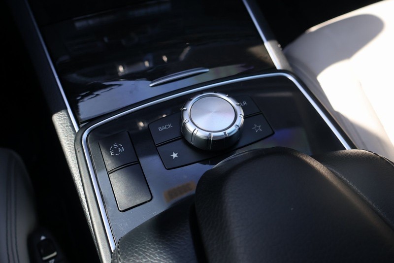 Mercedes-Benz E 350 Vehicle Full-screen Gallery Image 31