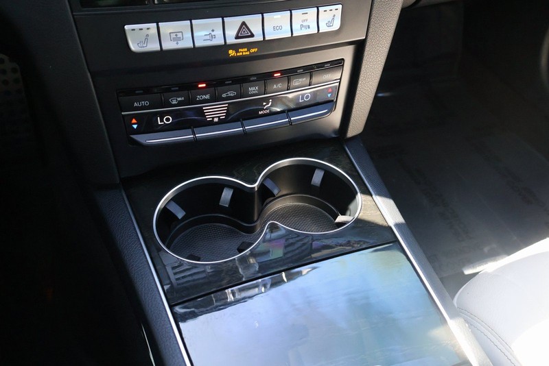 Mercedes-Benz E 350 Vehicle Full-screen Gallery Image 32