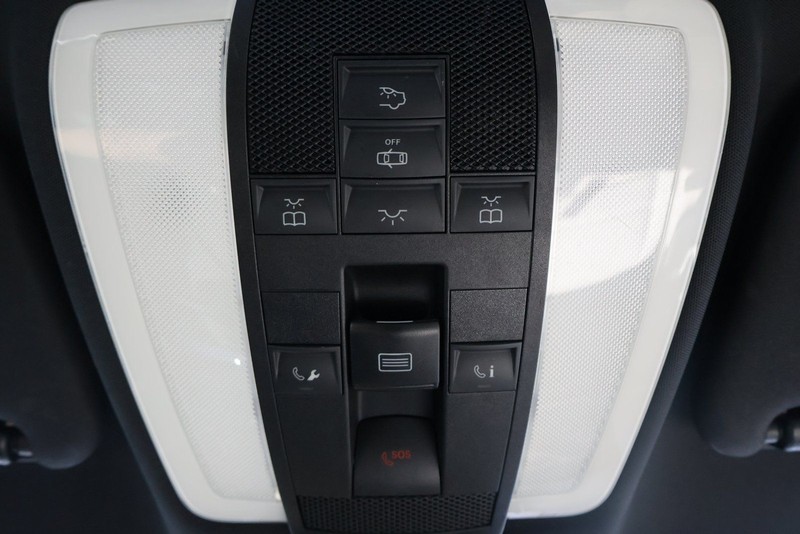 Mercedes-Benz E 350 Vehicle Full-screen Gallery Image 33