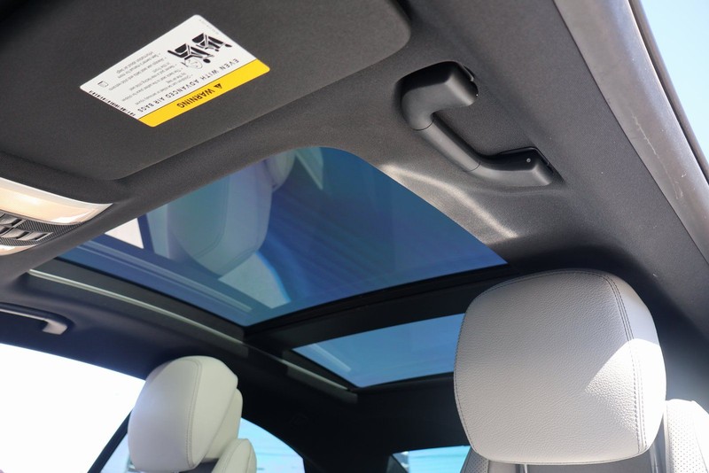 Mercedes-Benz E 350 Vehicle Full-screen Gallery Image 34