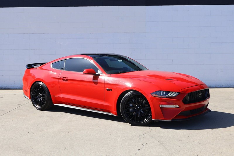 Ford Mustang Vehicle Full-screen Gallery Image 01