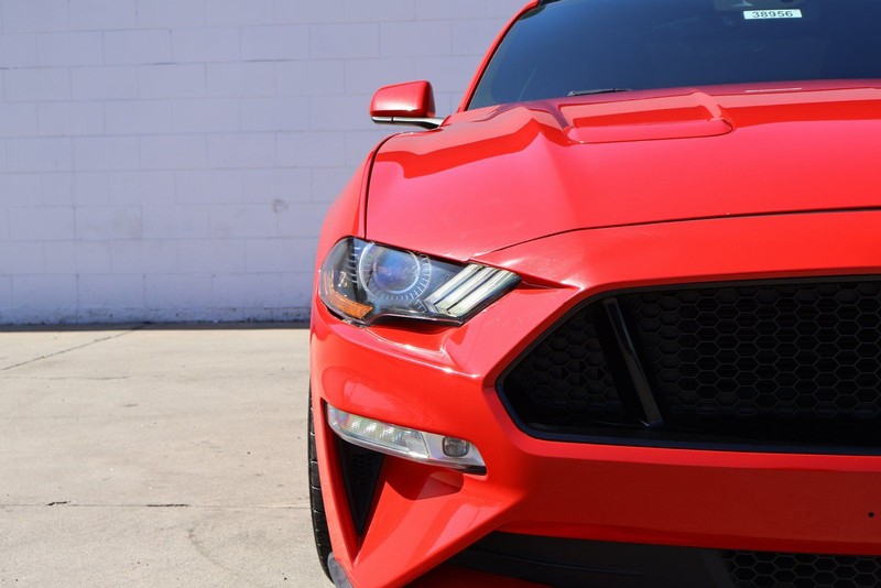 Ford Mustang Vehicle Full-screen Gallery Image 03