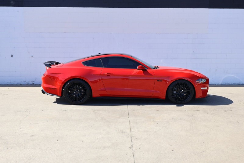 Ford Mustang Vehicle Full-screen Gallery Image 04