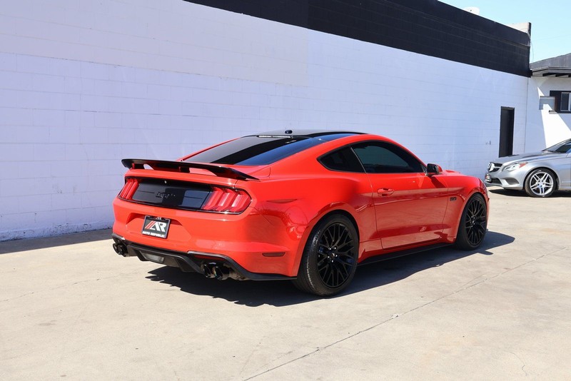 Ford Mustang Vehicle Full-screen Gallery Image 05