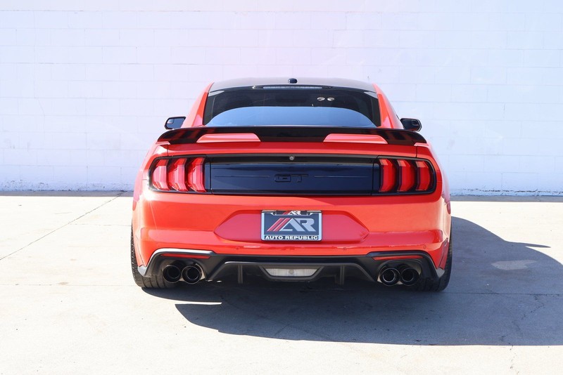 Ford Mustang Vehicle Full-screen Gallery Image 06