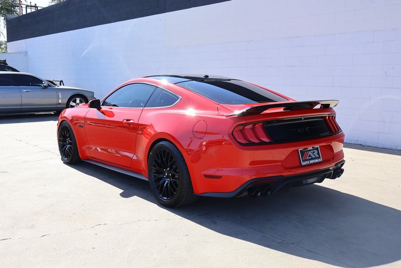 Ford Mustang Vehicle Full-screen Gallery Image 10
