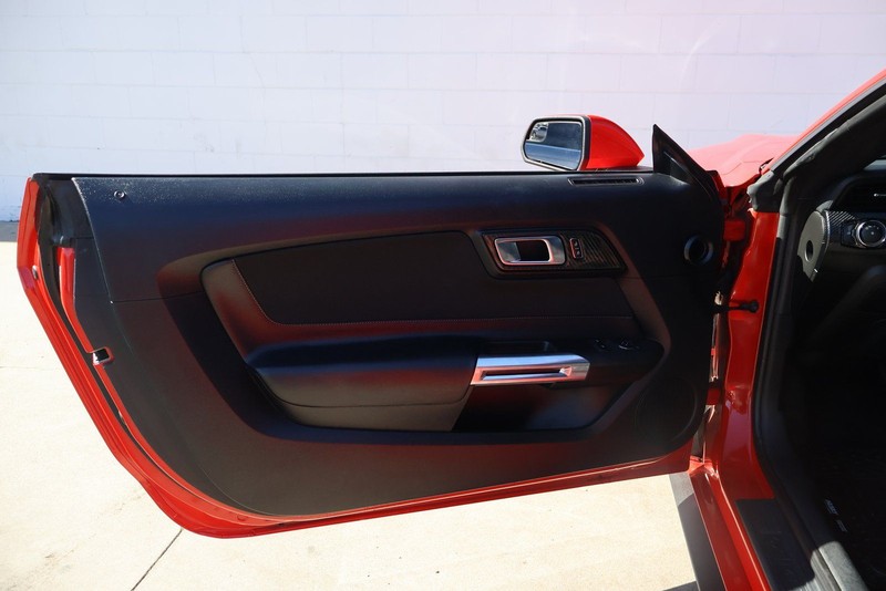 Ford Mustang Vehicle Full-screen Gallery Image 14