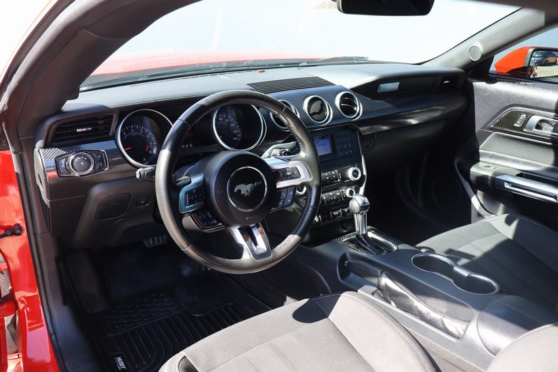 Ford Mustang Vehicle Full-screen Gallery Image 16