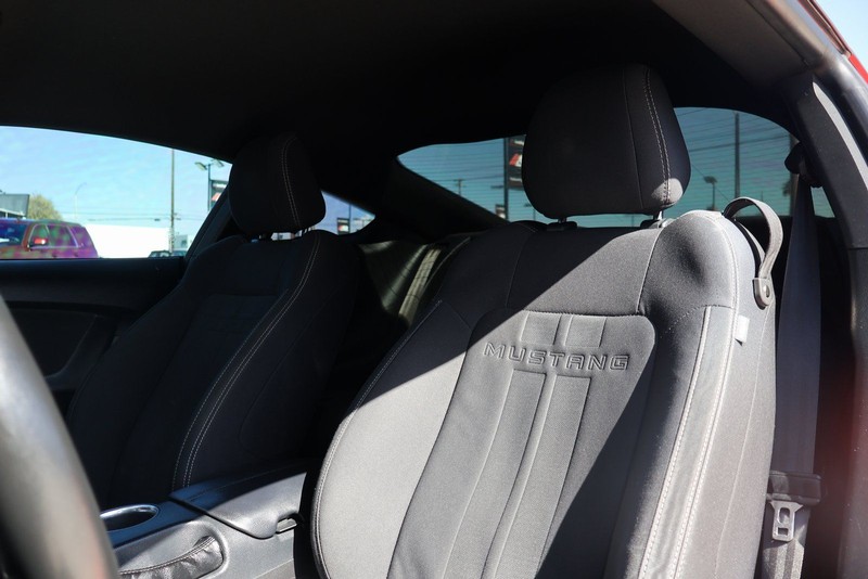 Ford Mustang Vehicle Full-screen Gallery Image 17