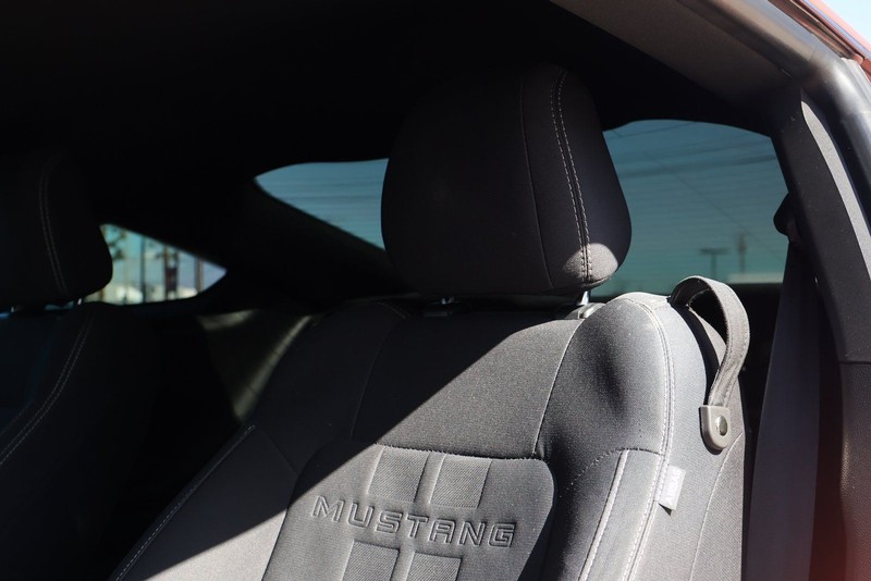 Ford Mustang Vehicle Full-screen Gallery Image 18