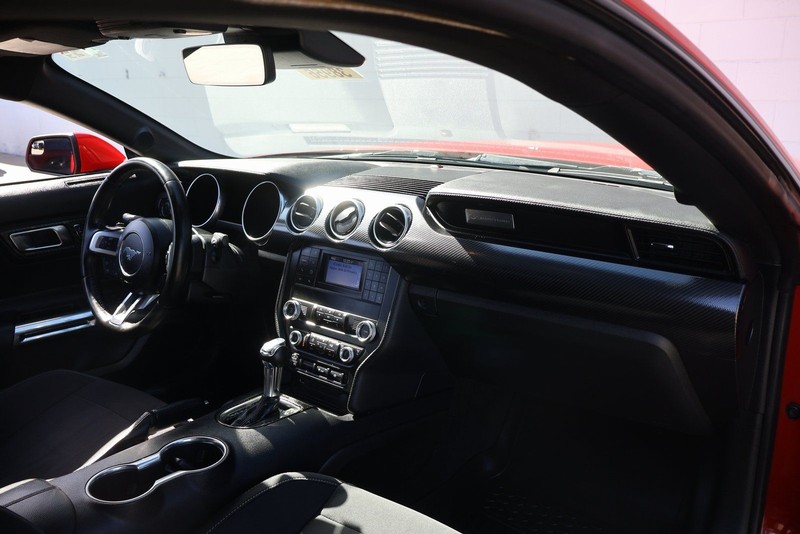 Ford Mustang Vehicle Full-screen Gallery Image 19