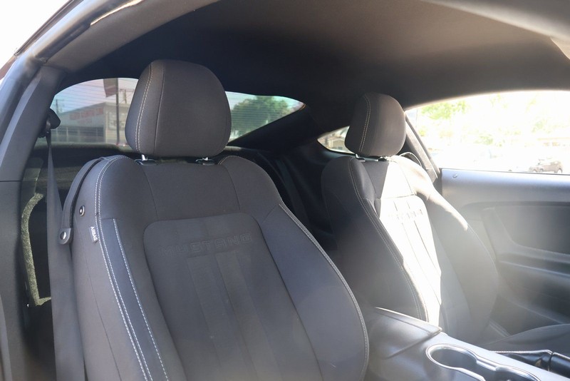 Ford Mustang Vehicle Full-screen Gallery Image 20