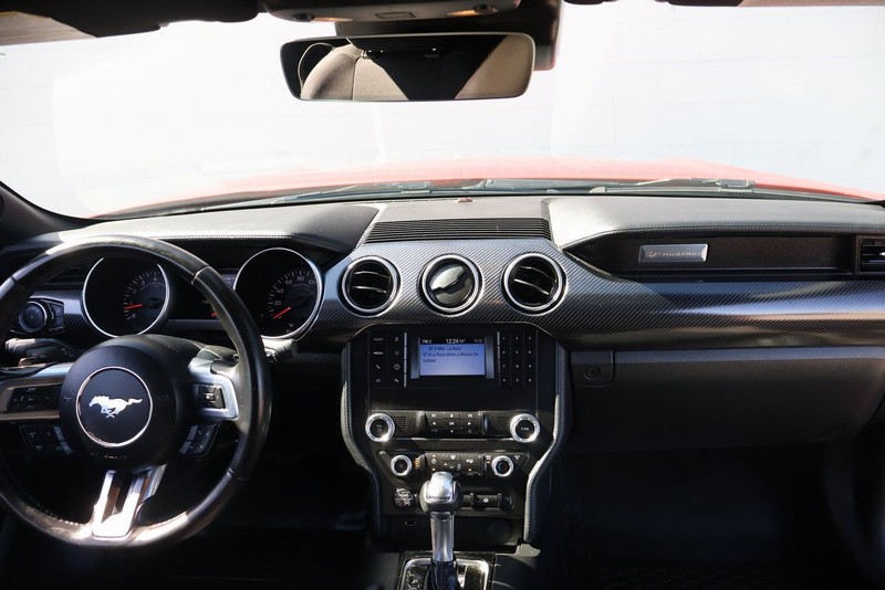 Ford Mustang Vehicle Full-screen Gallery Image 22