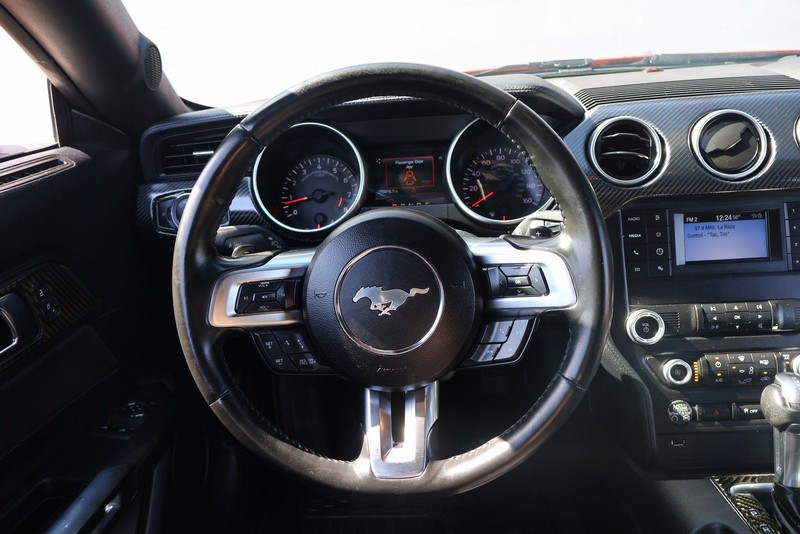 Ford Mustang Vehicle Full-screen Gallery Image 24