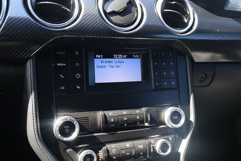 Ford Mustang Vehicle Full-screen Gallery Image 28