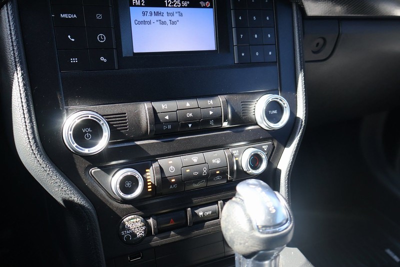 Ford Mustang Vehicle Full-screen Gallery Image 29