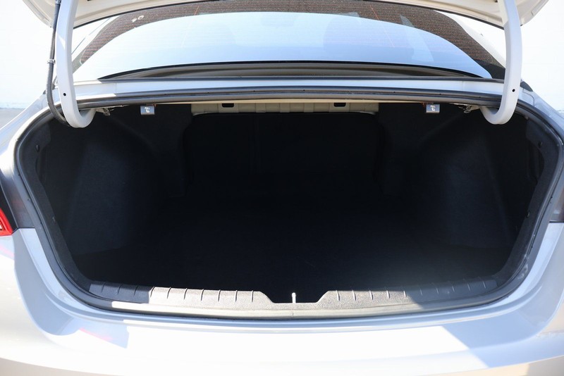 Kia K5 Vehicle Full-screen Gallery Image 06