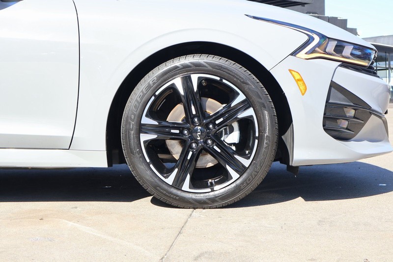 Kia K5 Vehicle Full-screen Gallery Image 11