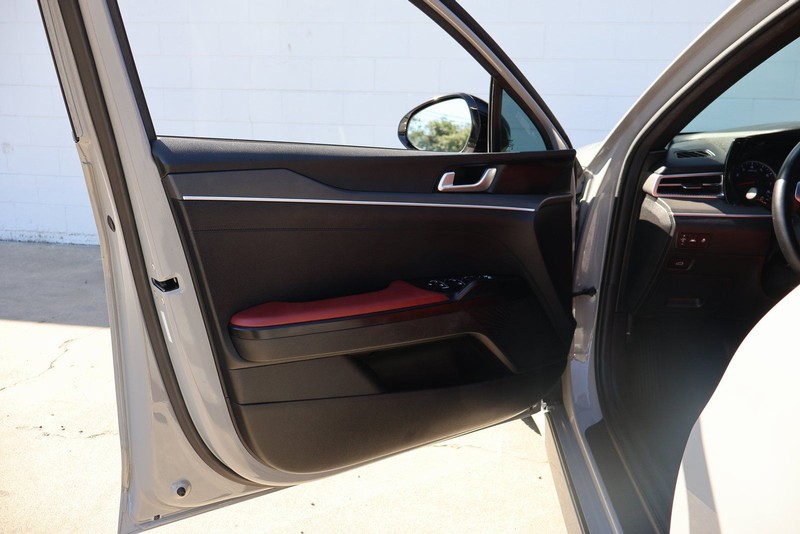 Kia K5 Vehicle Full-screen Gallery Image 12