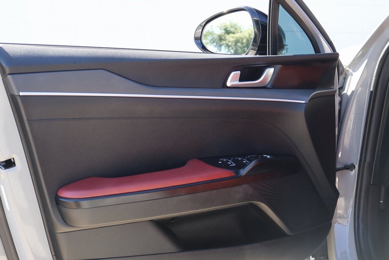 Kia K5 Vehicle Full-screen Gallery Image 13