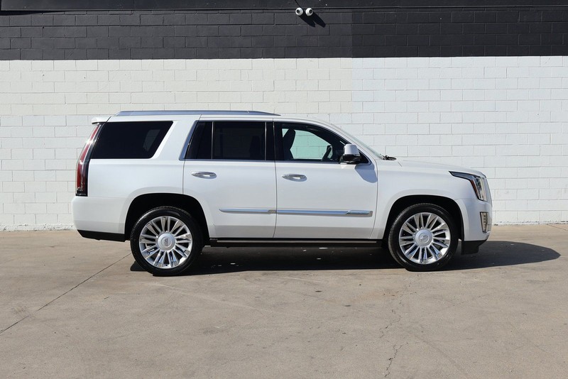 Cadillac Escalade Vehicle Full-screen Gallery Image 04