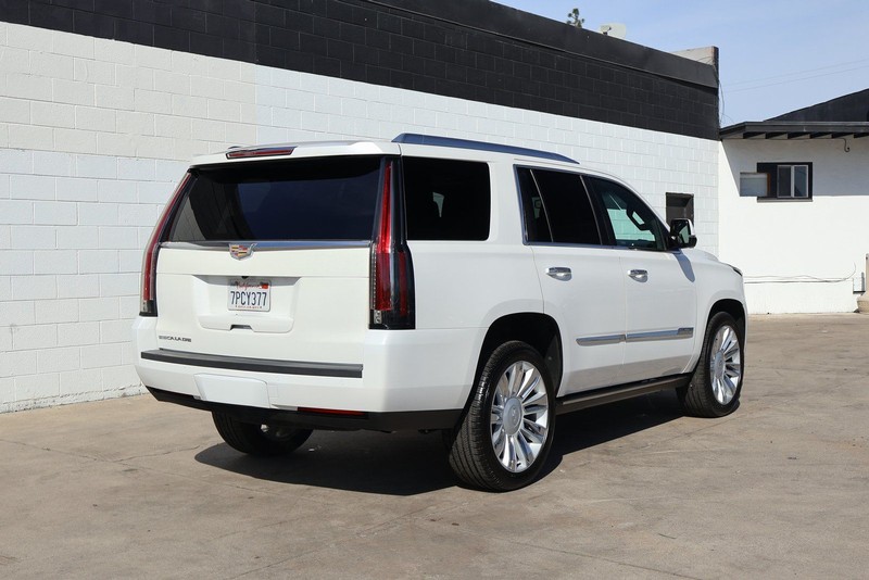 Cadillac Escalade Vehicle Full-screen Gallery Image 05