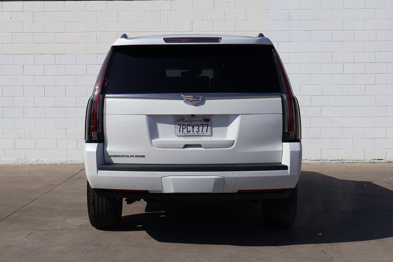 Cadillac Escalade Vehicle Full-screen Gallery Image 06