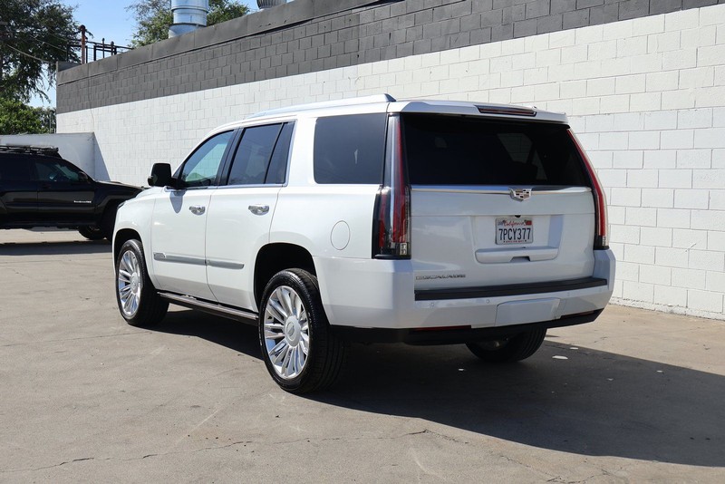 Cadillac Escalade Vehicle Full-screen Gallery Image 09
