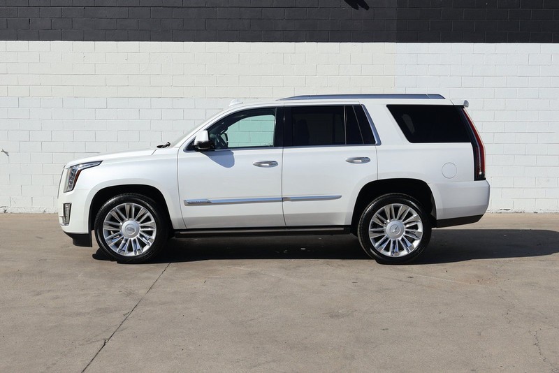 Cadillac Escalade Vehicle Full-screen Gallery Image 10