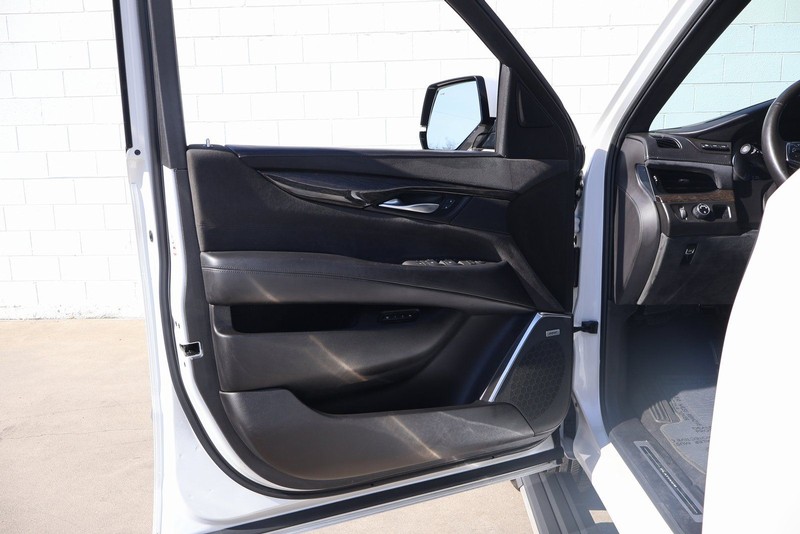 Cadillac Escalade Vehicle Full-screen Gallery Image 14