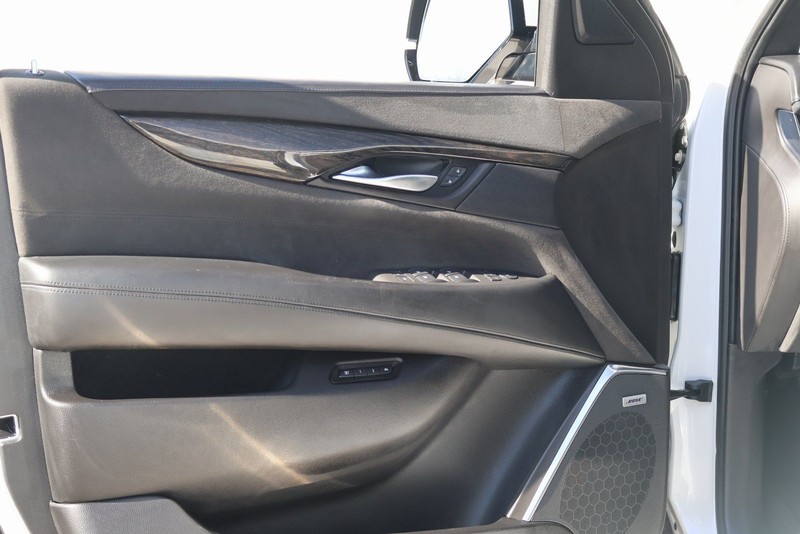 Cadillac Escalade Vehicle Full-screen Gallery Image 15