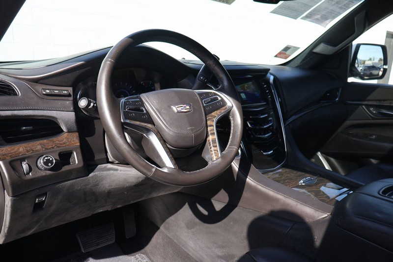 Cadillac Escalade Vehicle Full-screen Gallery Image 16