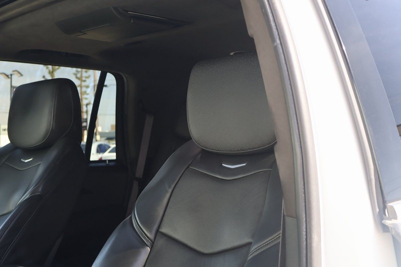 Cadillac Escalade Vehicle Full-screen Gallery Image 18