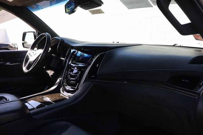 Cadillac Escalade Vehicle Full-screen Gallery Image 19