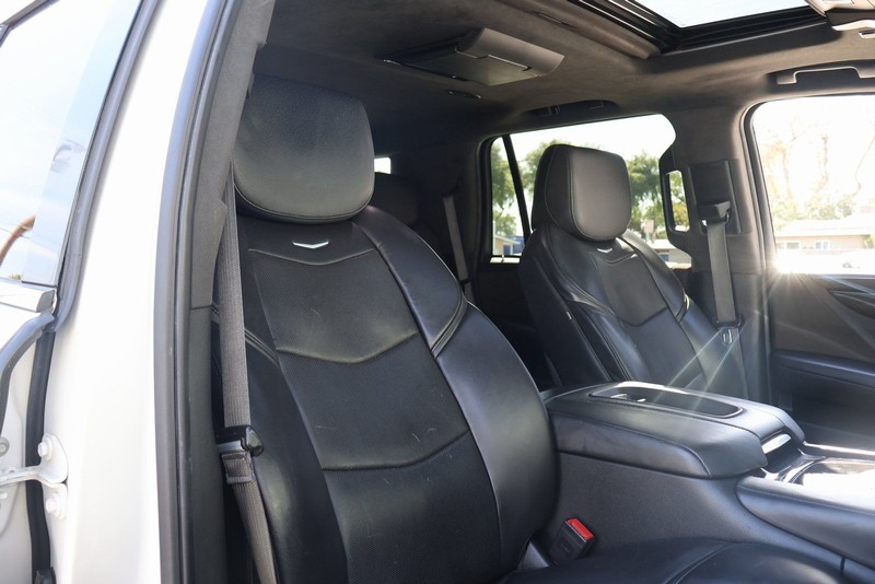 Cadillac Escalade Vehicle Full-screen Gallery Image 20