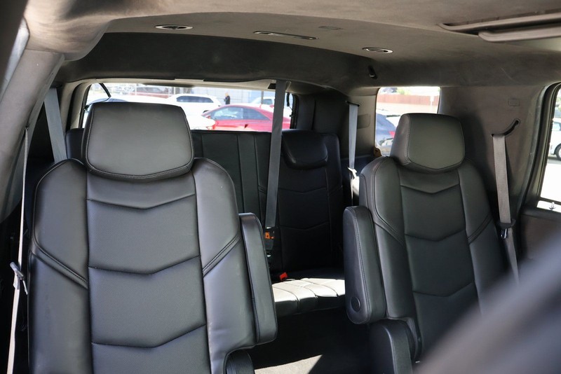 Cadillac Escalade Vehicle Full-screen Gallery Image 21