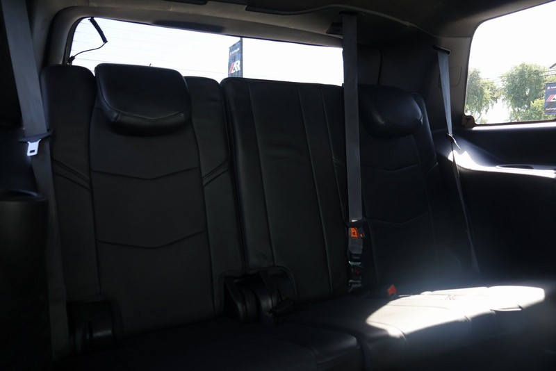 Cadillac Escalade Vehicle Full-screen Gallery Image 22