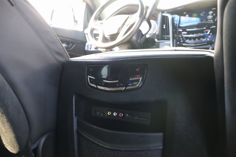 Cadillac Escalade Vehicle Full-screen Gallery Image 23