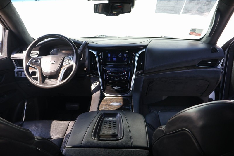 Cadillac Escalade Vehicle Full-screen Gallery Image 25