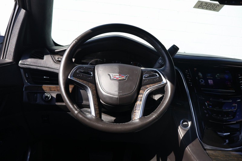 Cadillac Escalade Vehicle Full-screen Gallery Image 27