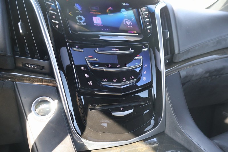 Cadillac Escalade Vehicle Full-screen Gallery Image 34