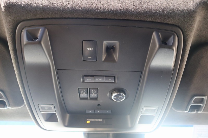 Cadillac Escalade Vehicle Full-screen Gallery Image 35