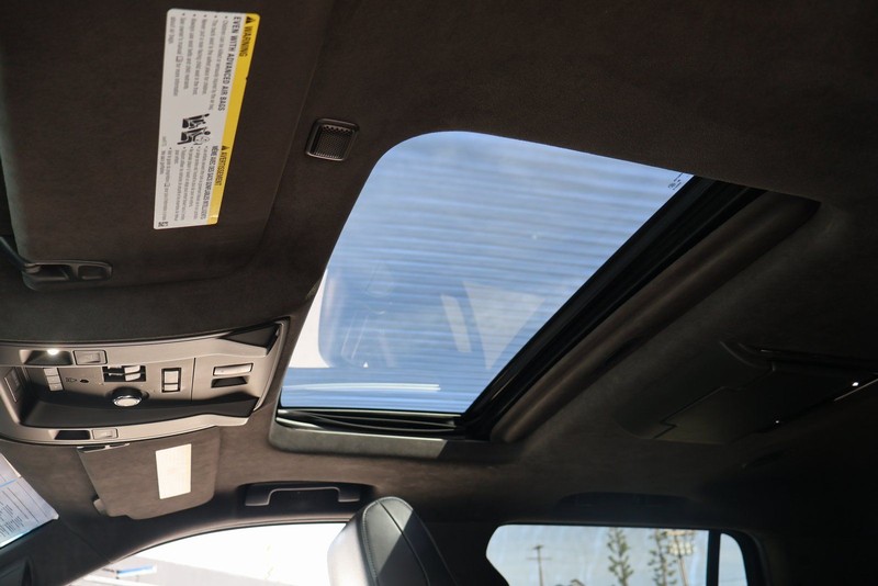 Cadillac Escalade Vehicle Full-screen Gallery Image 36