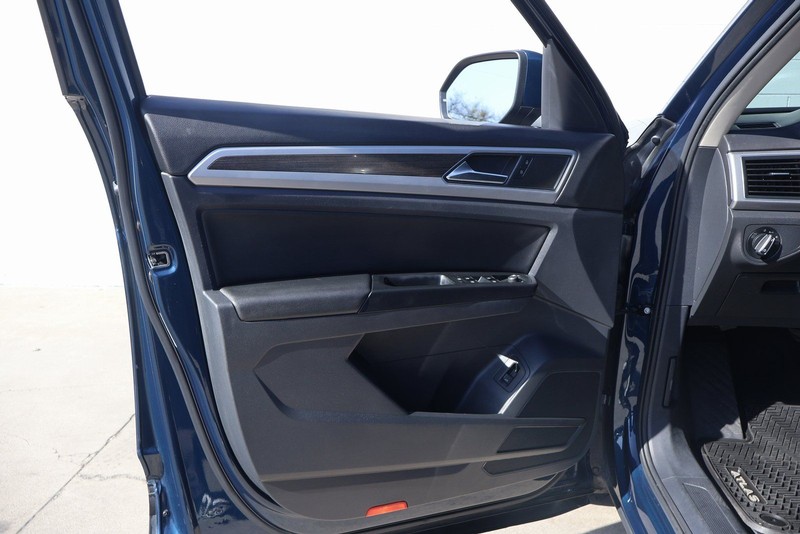 Volkswagen Atlas Vehicle Full-screen Gallery Image 15