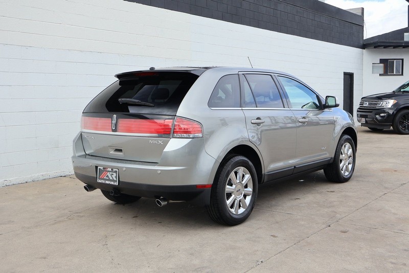 Lincoln MKX Vehicle Full-screen Gallery Image 05