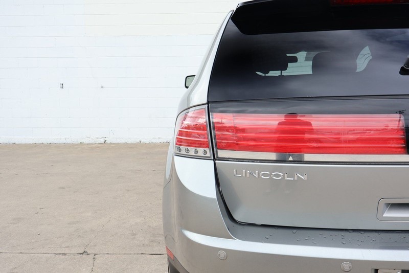 Lincoln MKX Vehicle Full-screen Gallery Image 07